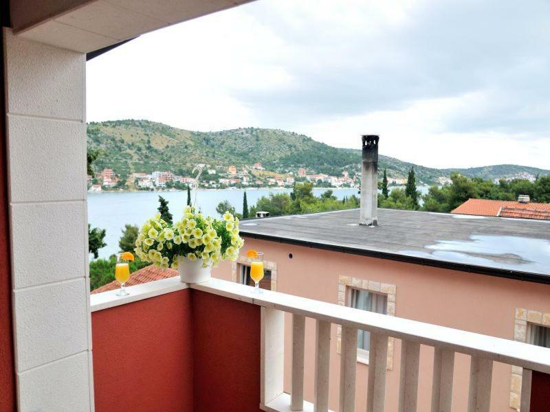 Apartments Mira Rogoznica  Kültér fotó